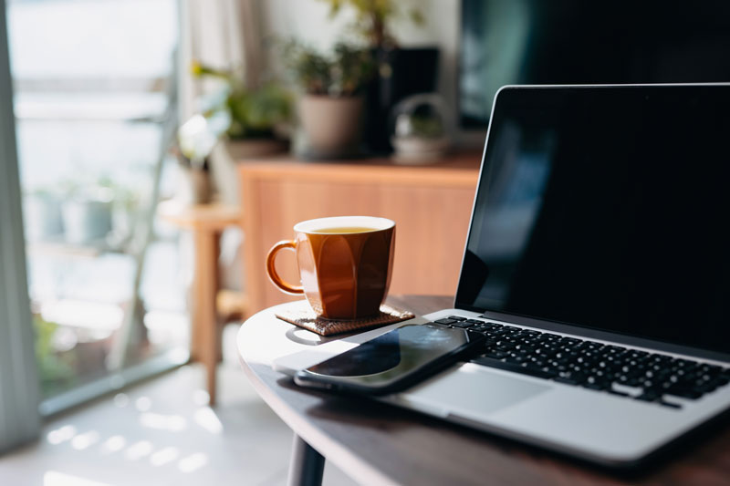 En laptop och en kaffekopp